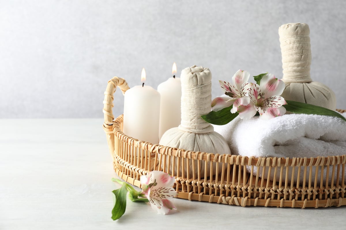 Composición de spa con hierbas medicinales y velas